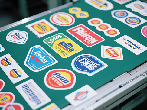 Aký druh laserového ovládača možno použiť na samolepiace laserové vysekávanie